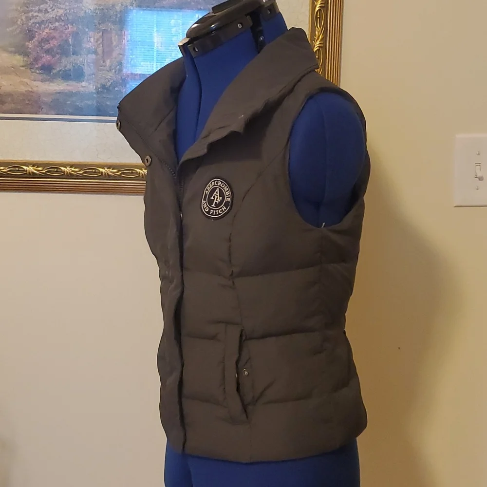 Abercrombie and Fitch puffer vest - Picture 4 of 6